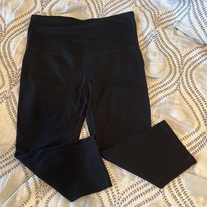 Gap Fit blackout technology Maternity Leggings. capris.